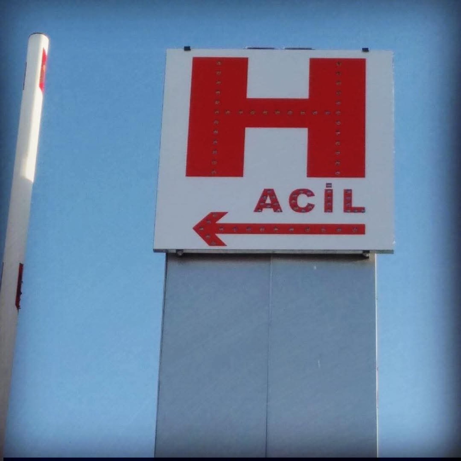Acil yönlendirme tabelası — Işıklı tabela