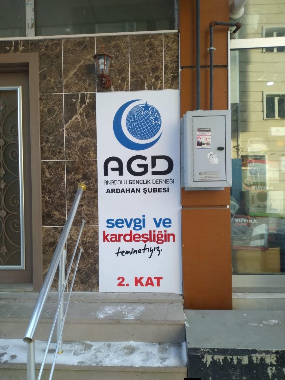 Anadolu Gençlik Derneği — Ardahan Şubesi · tabela
