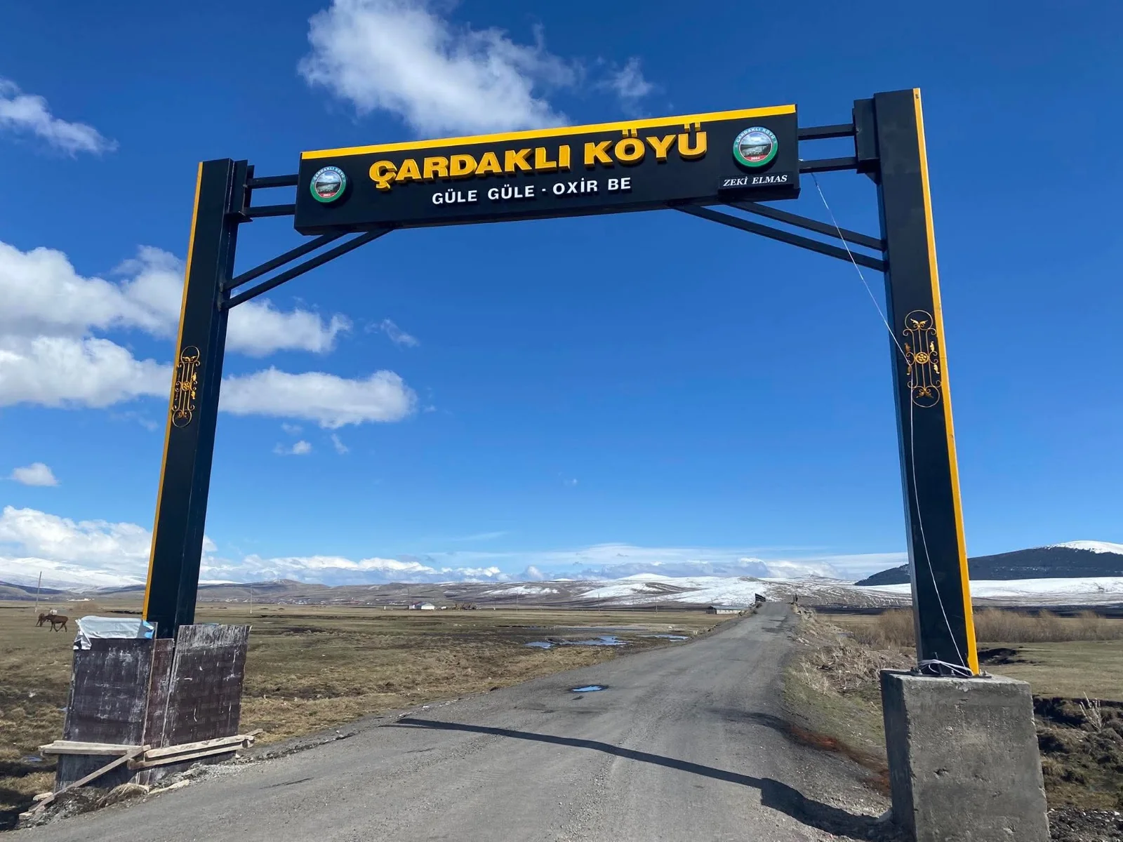Çardaklı Köyü — Köy giriş tabelası