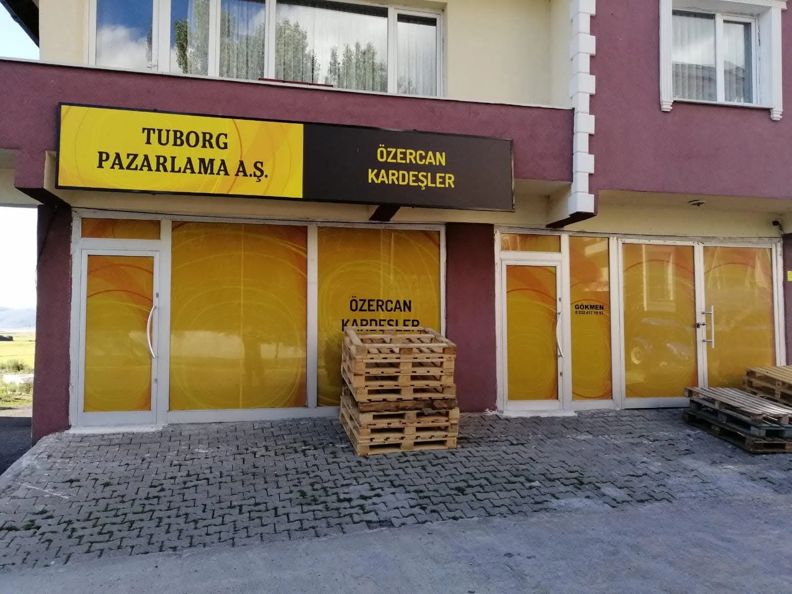 Tuborg Pazarlama A.Ş. — Cephe tabelası
