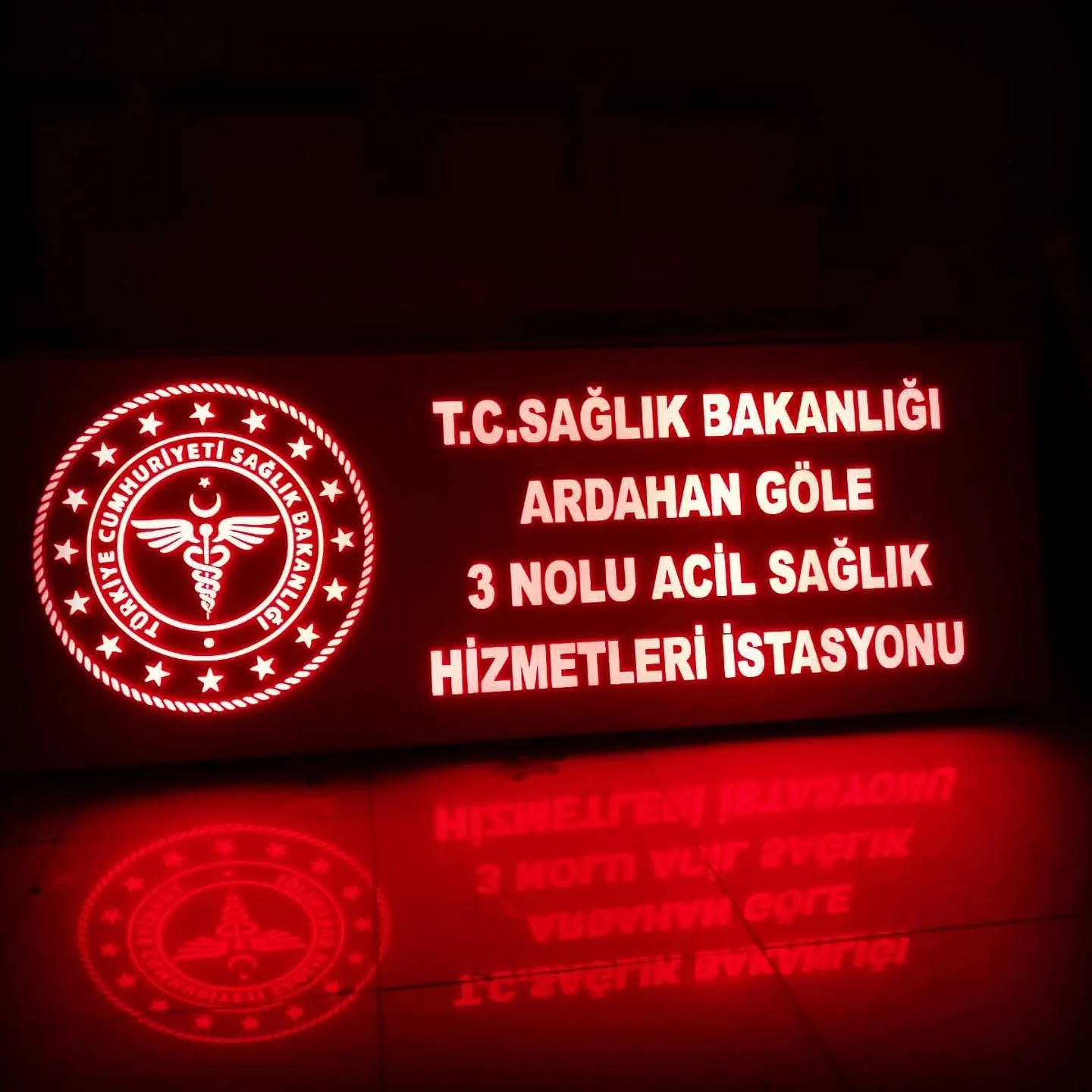 Göle 3 No.lu Acil Sağlık Hizmetleri İstasyonu — Işıklı kurum tabelası
