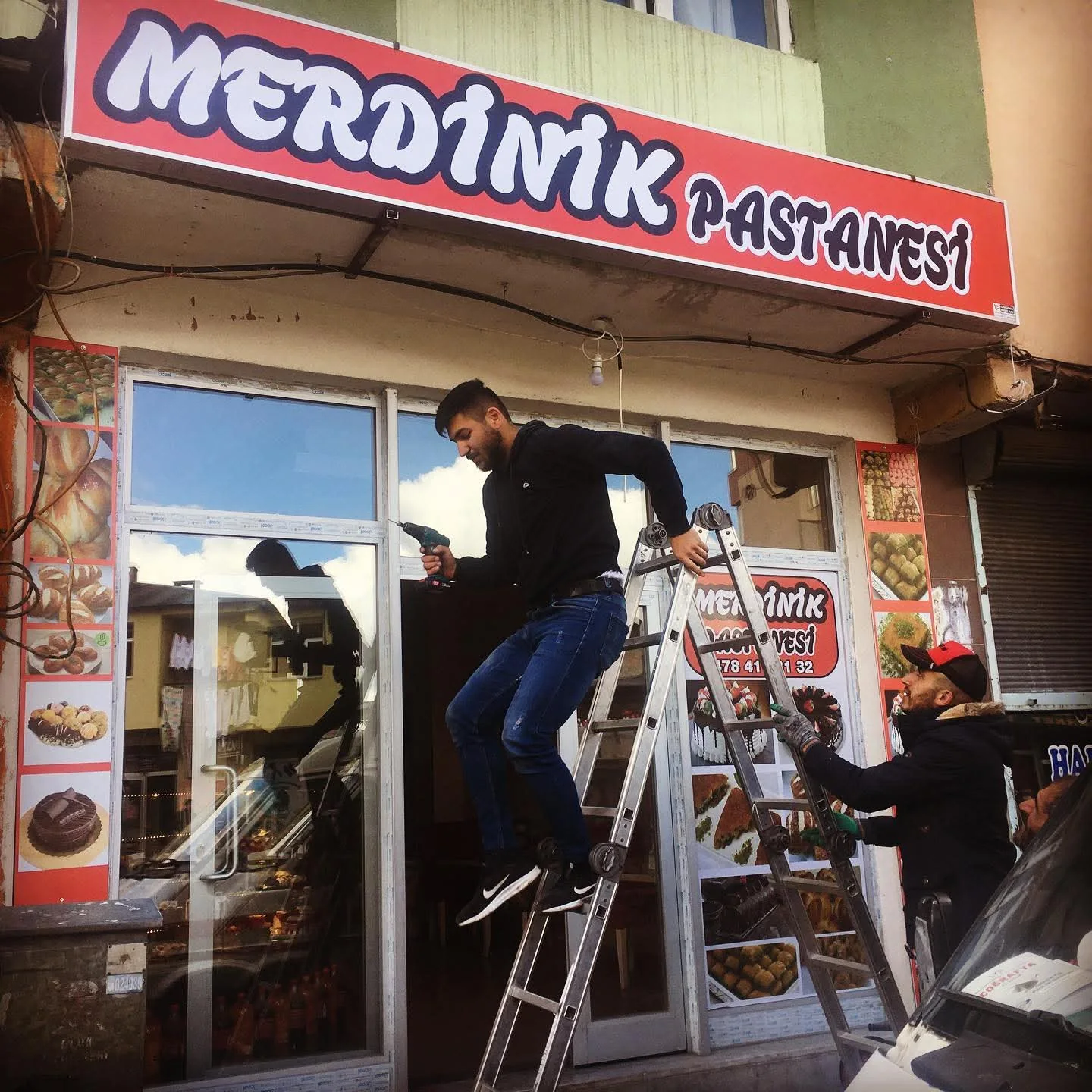Merdinik Pastanesi — Cephe tabelası