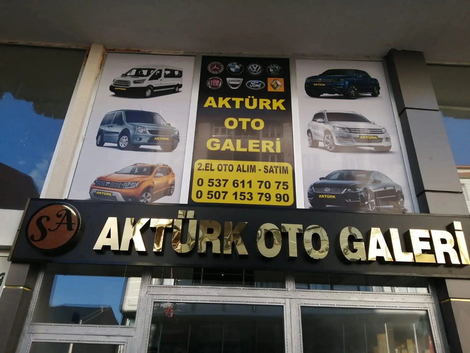 Aktürk Oto Galeri — Cephe tabelası