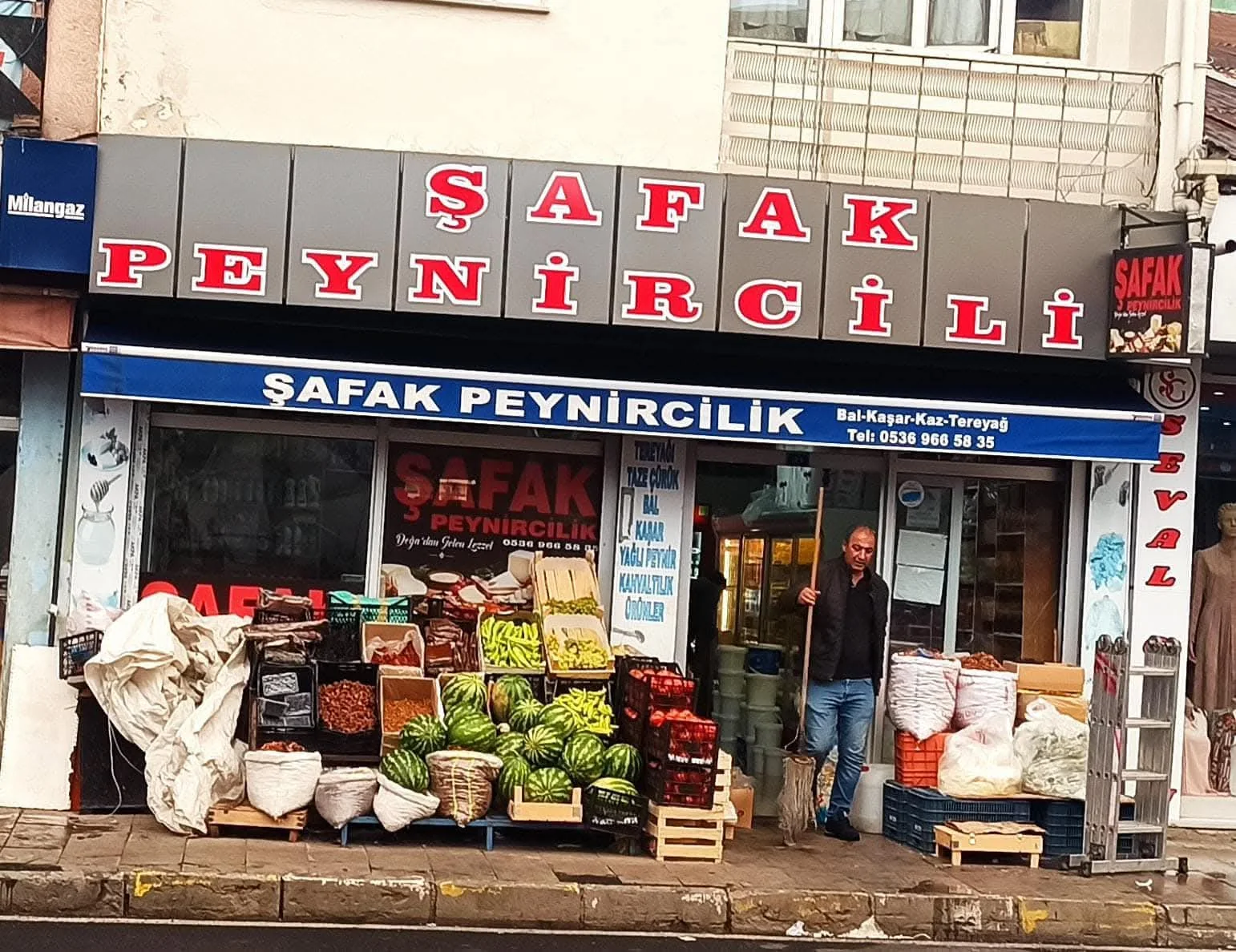 Şafak Peynircilik — Cephe tabelası