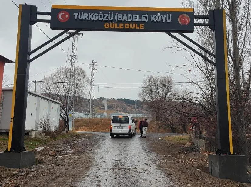 Türkgözü (Badele) Köyü — köy giriş tabelası