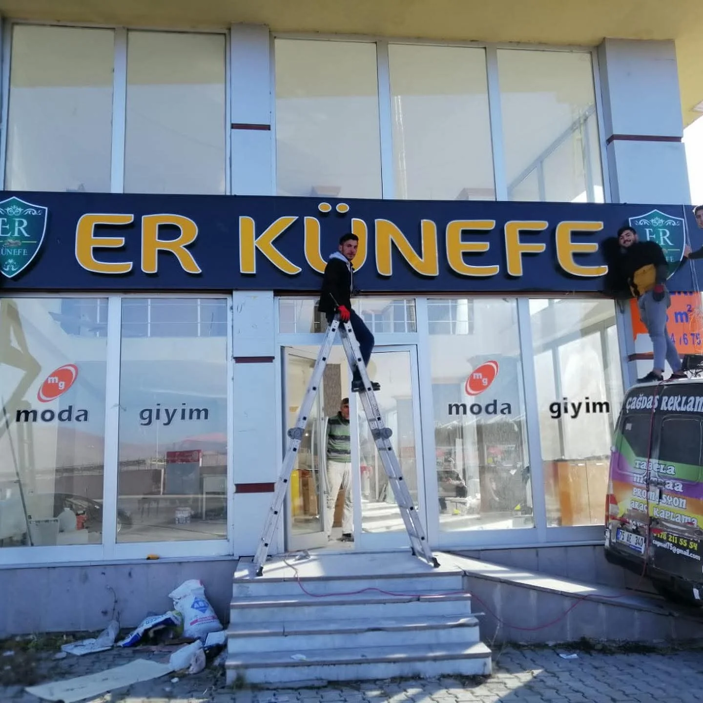 Er Künefe — Cephe tabelası