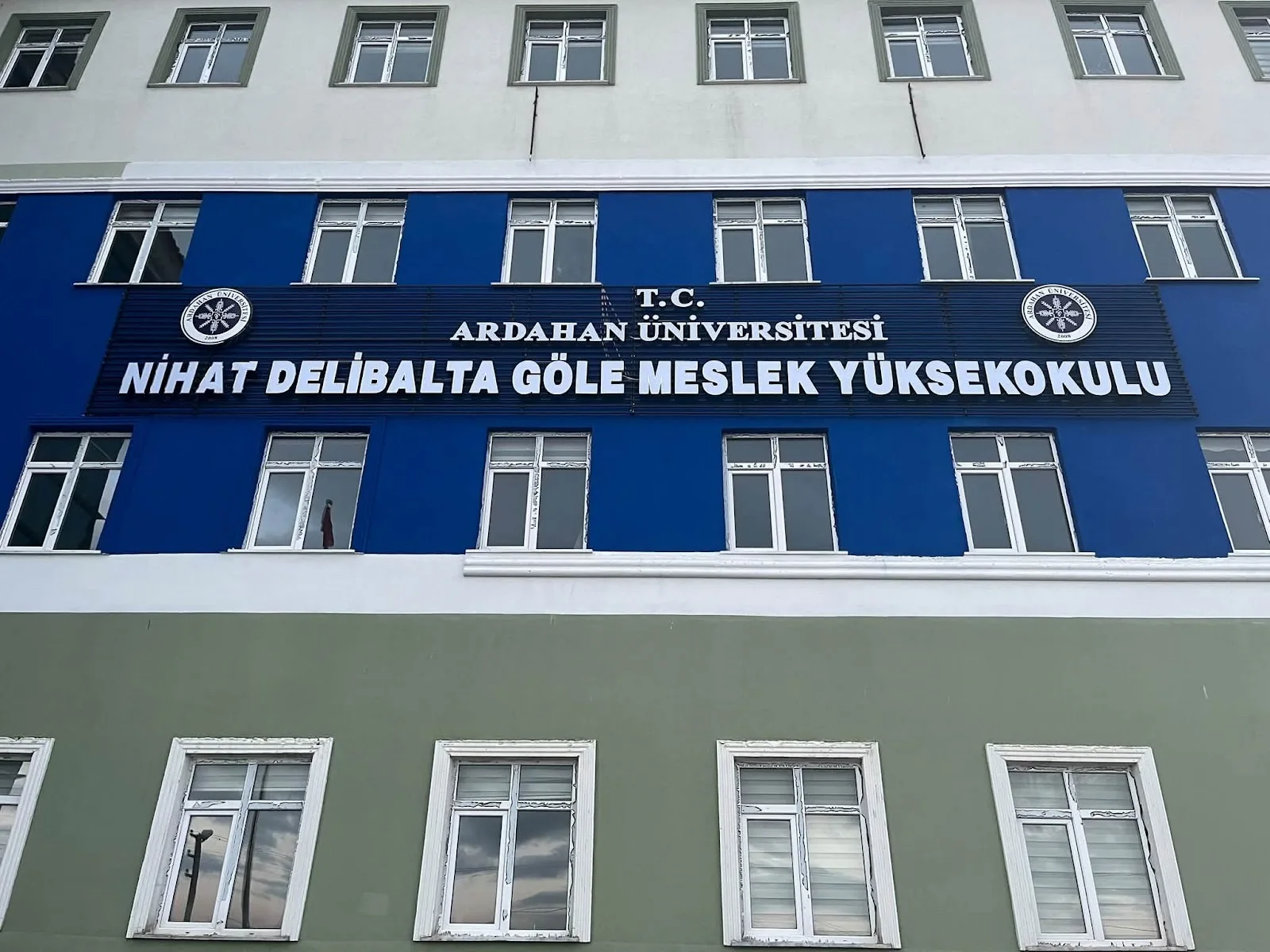 Nihat Delibalta Göle Meslek Yüksekokulu — Kurum tabelası