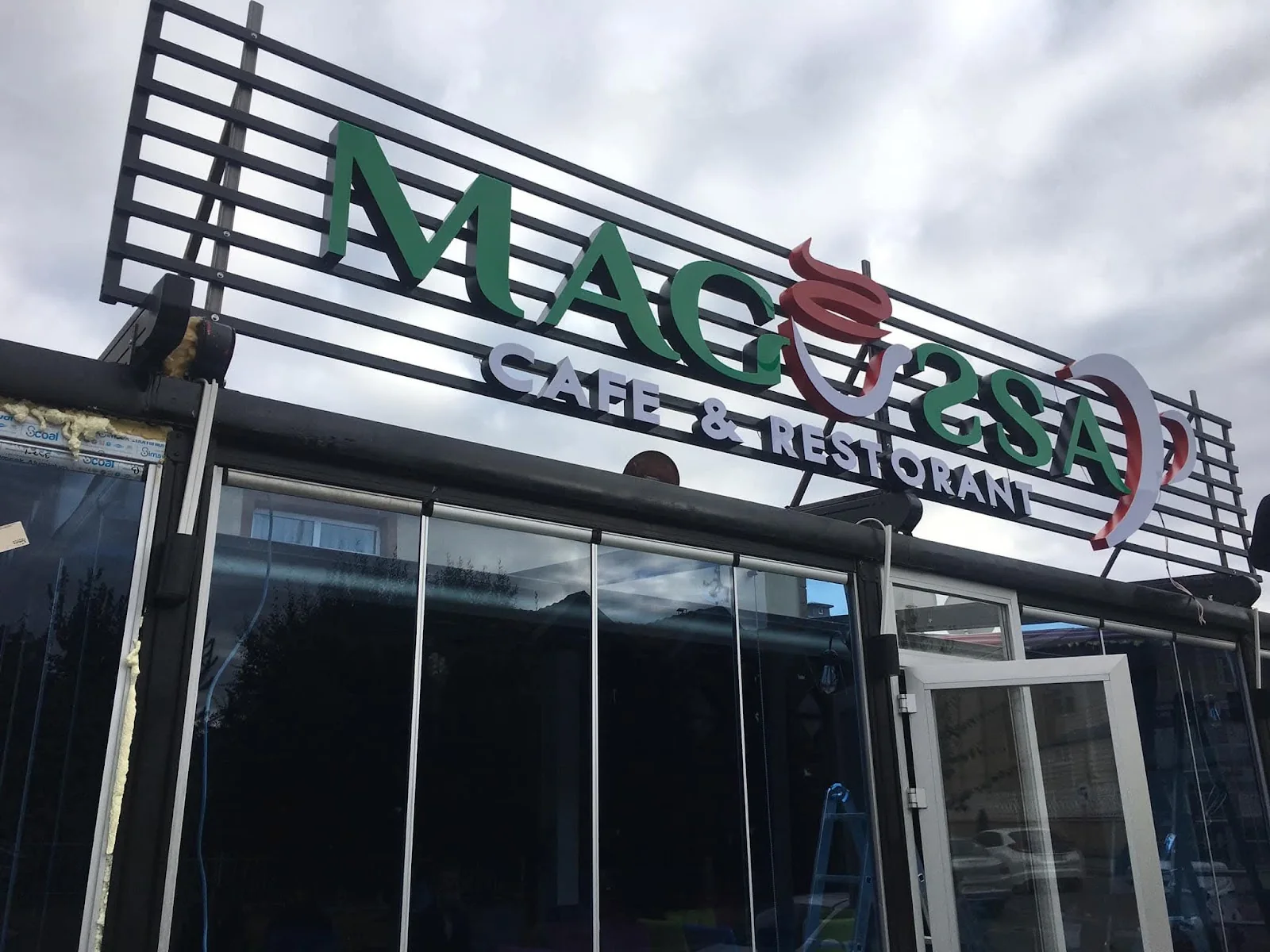 Magma Cafe & Restoran — Kutu harf tabela