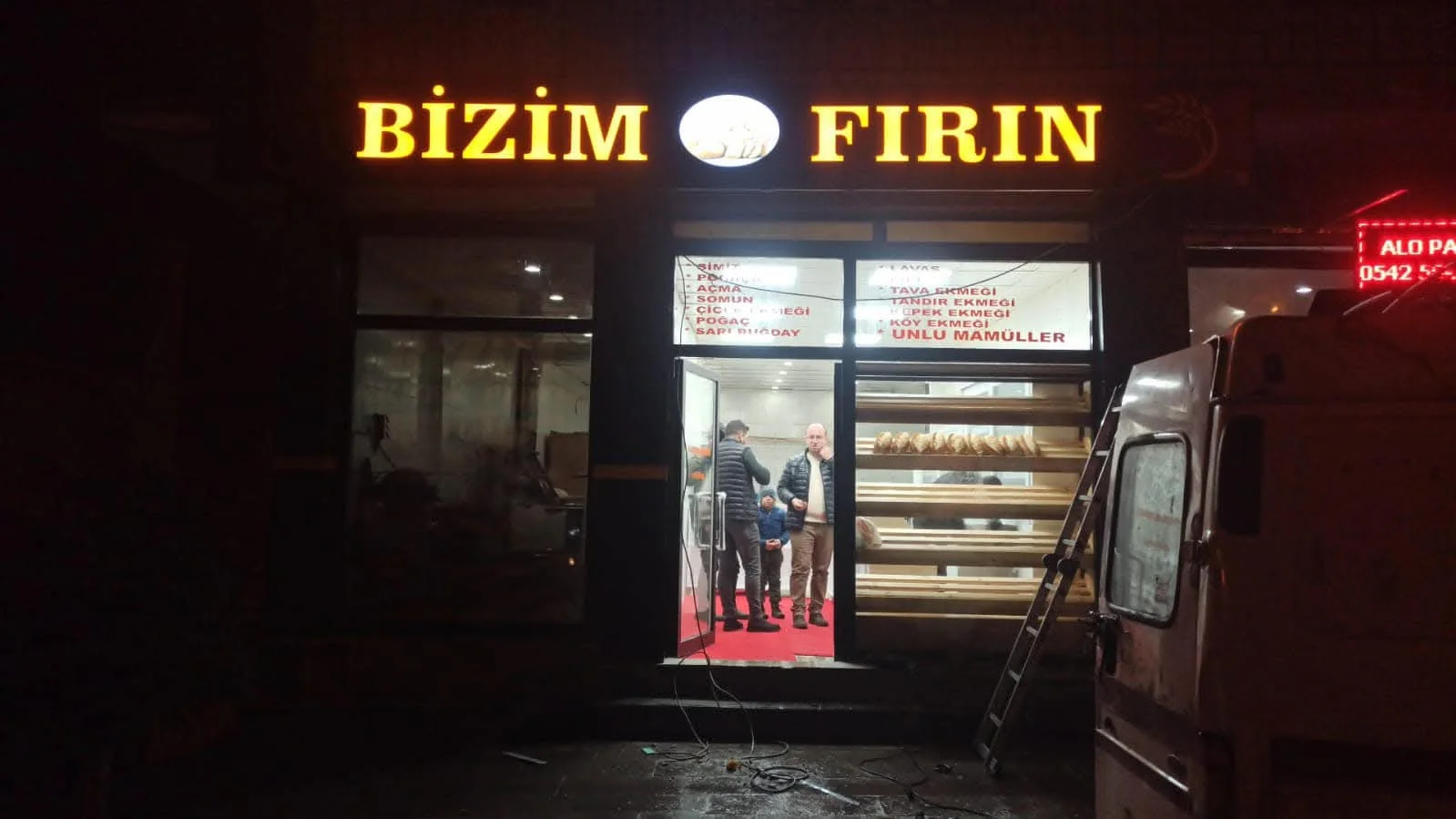 Bizim Fırın — Işıklı cephe tabelası