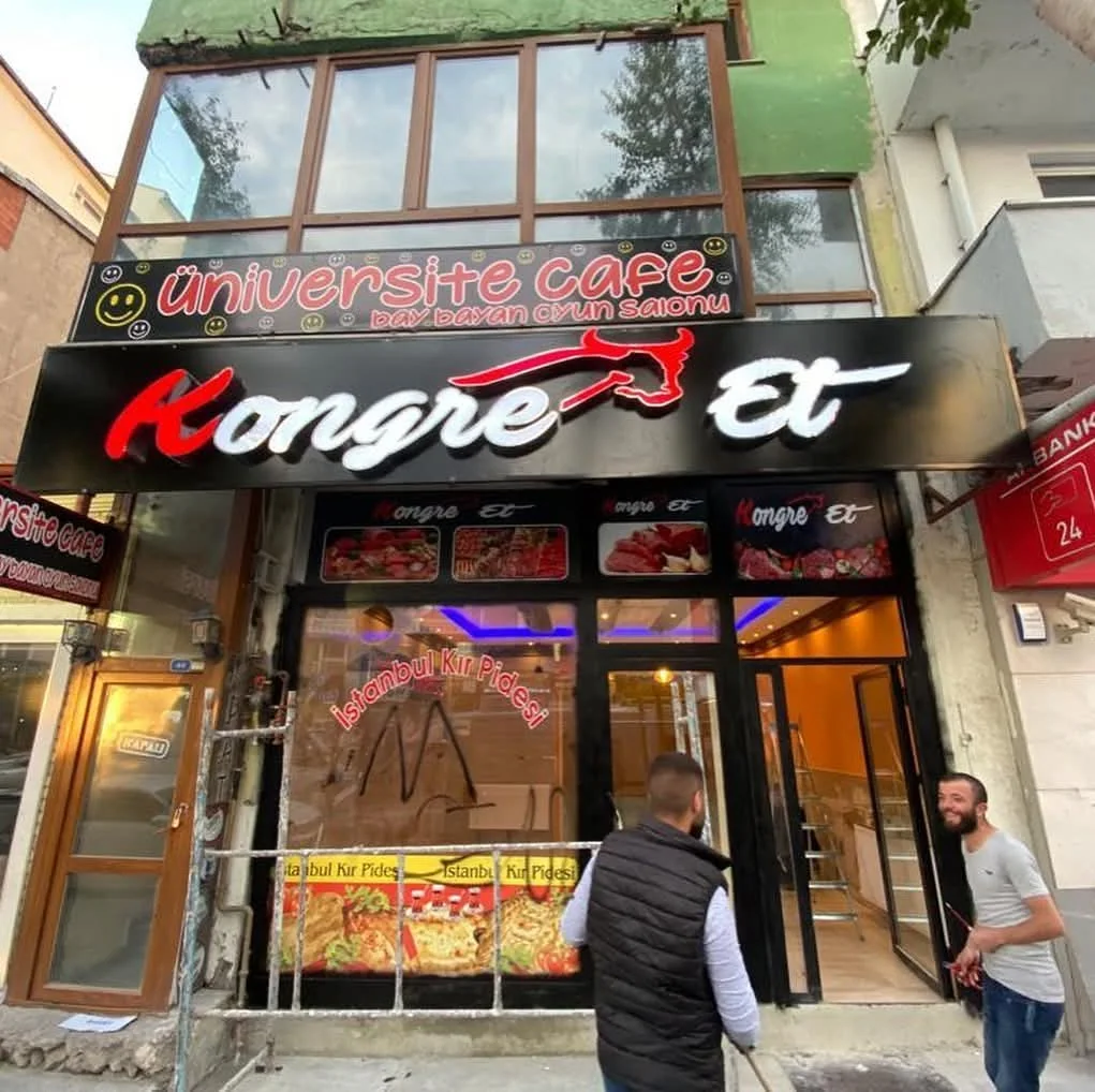 Kongre Et — Cephe tabelası