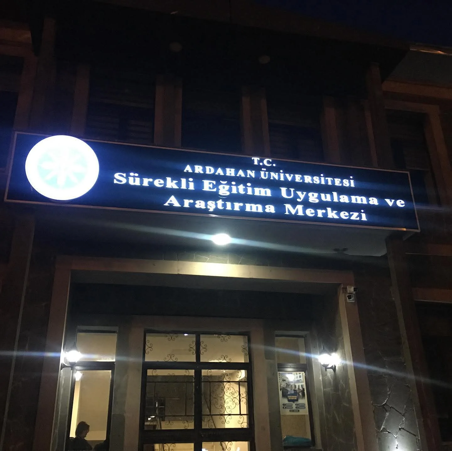 Ardahan Üniversitesi Sürekli Eğitim Merkezi — Işıklı kurum tabelası