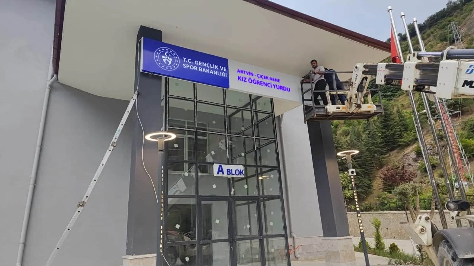 Ardahan Üniversitesi İnsani Bilimler ve Edebiyat Fakültesi — Kurum tabelası