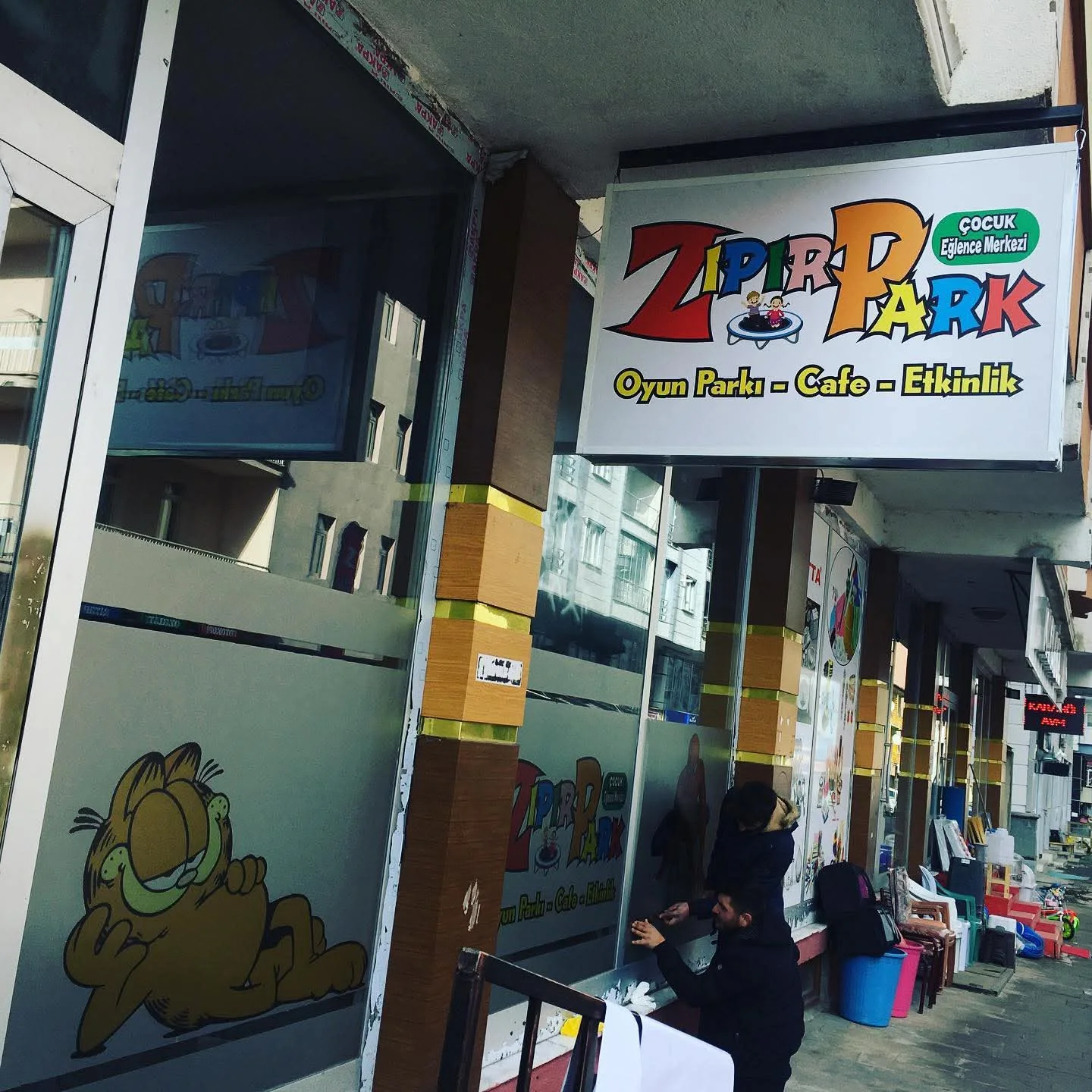Zıpır Park — Cephe tabelası