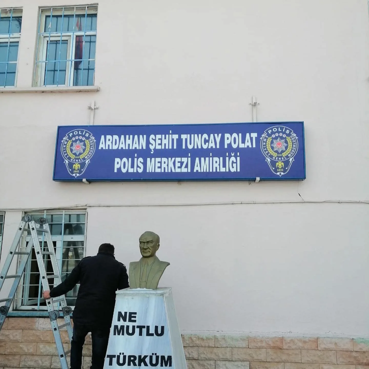 Şehit Tuncay Polat Polis Merkezi — Kurum tabelası