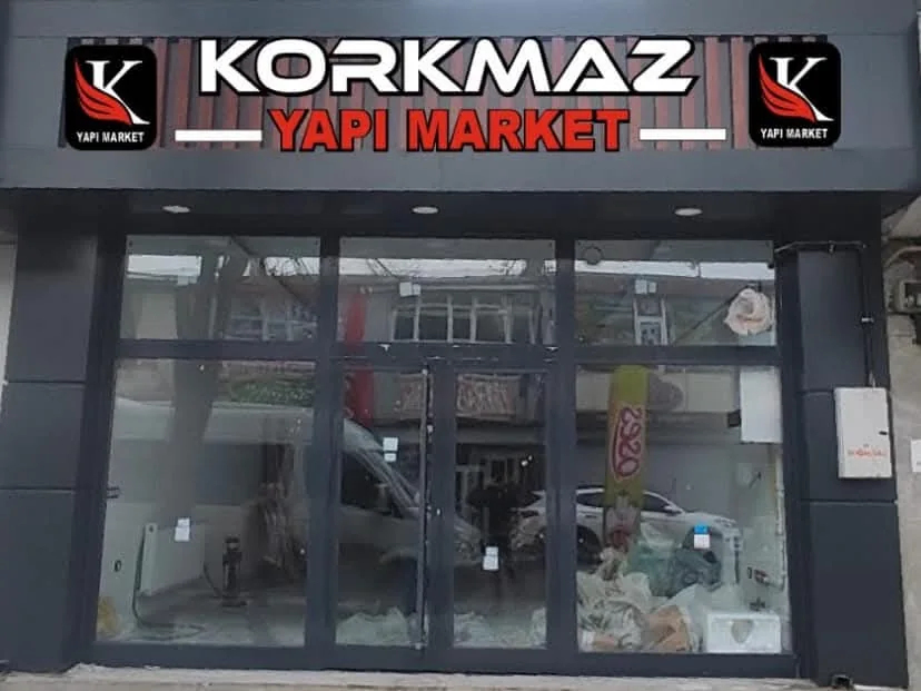 Korkmaz Yapı Market — Işıklı cephe tabelası