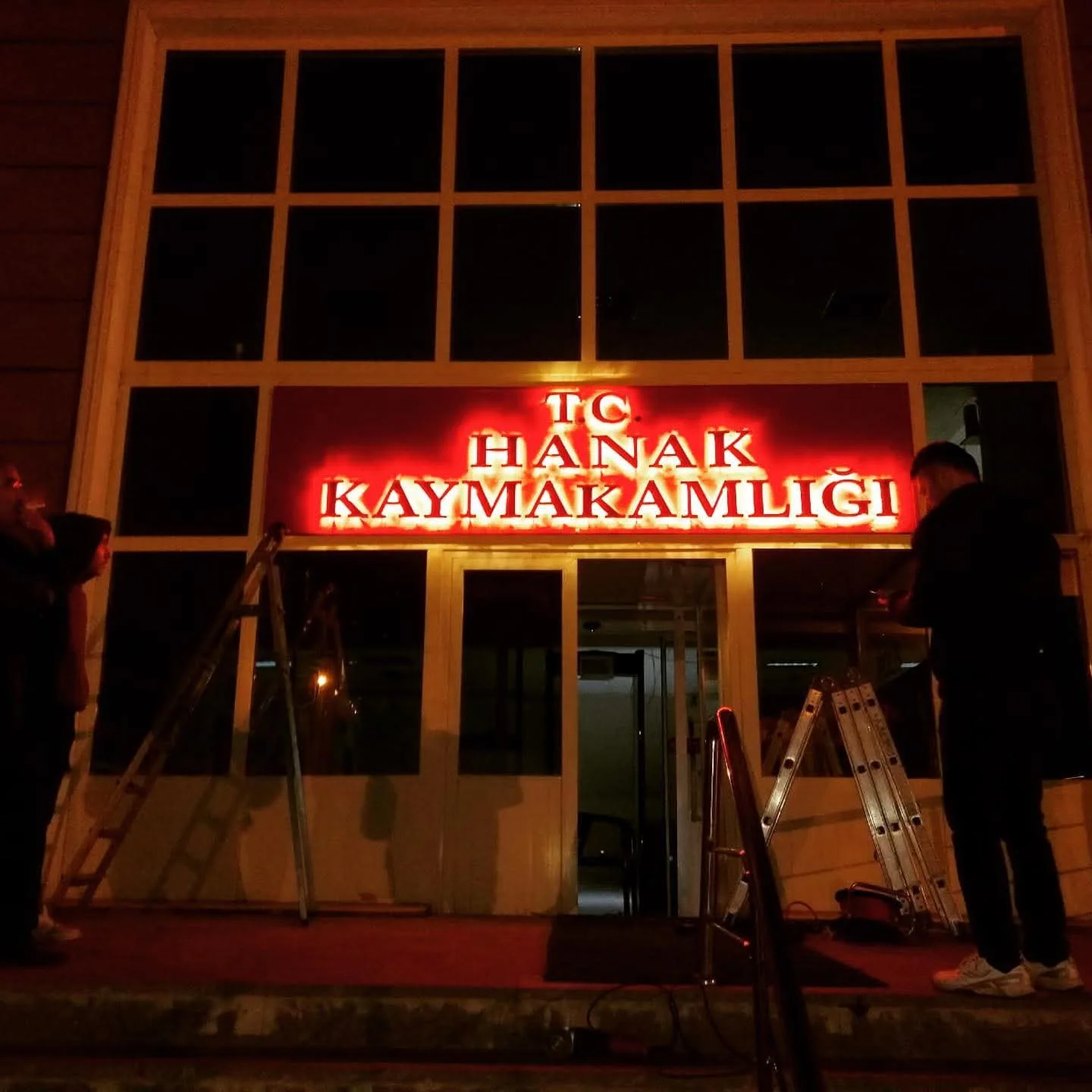 Hanak Kaymakamlığı — Işıklı kurum tabelası