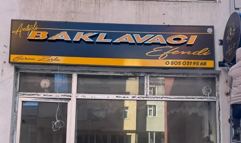Antep Baklavacı Efendi — Işıklı cephe tabelası