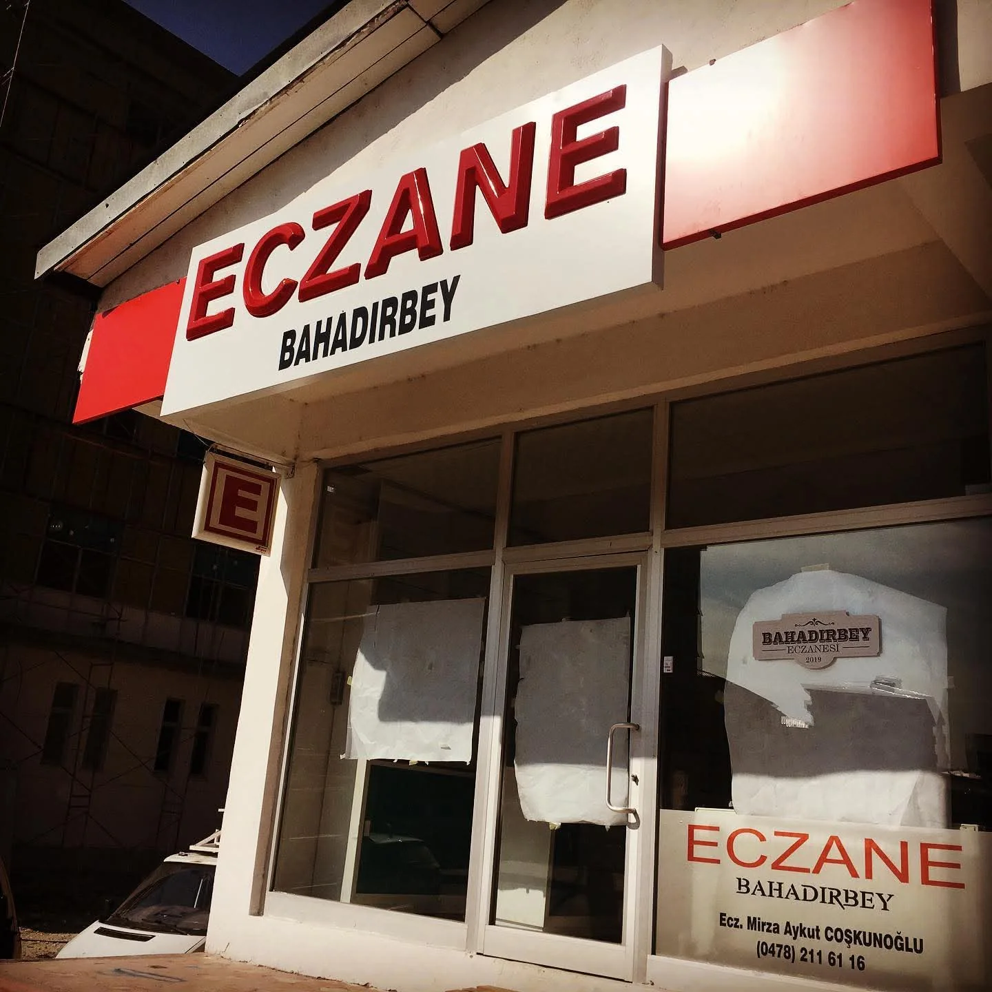 Bahadırbey Eczanesi — Işıklı tabela