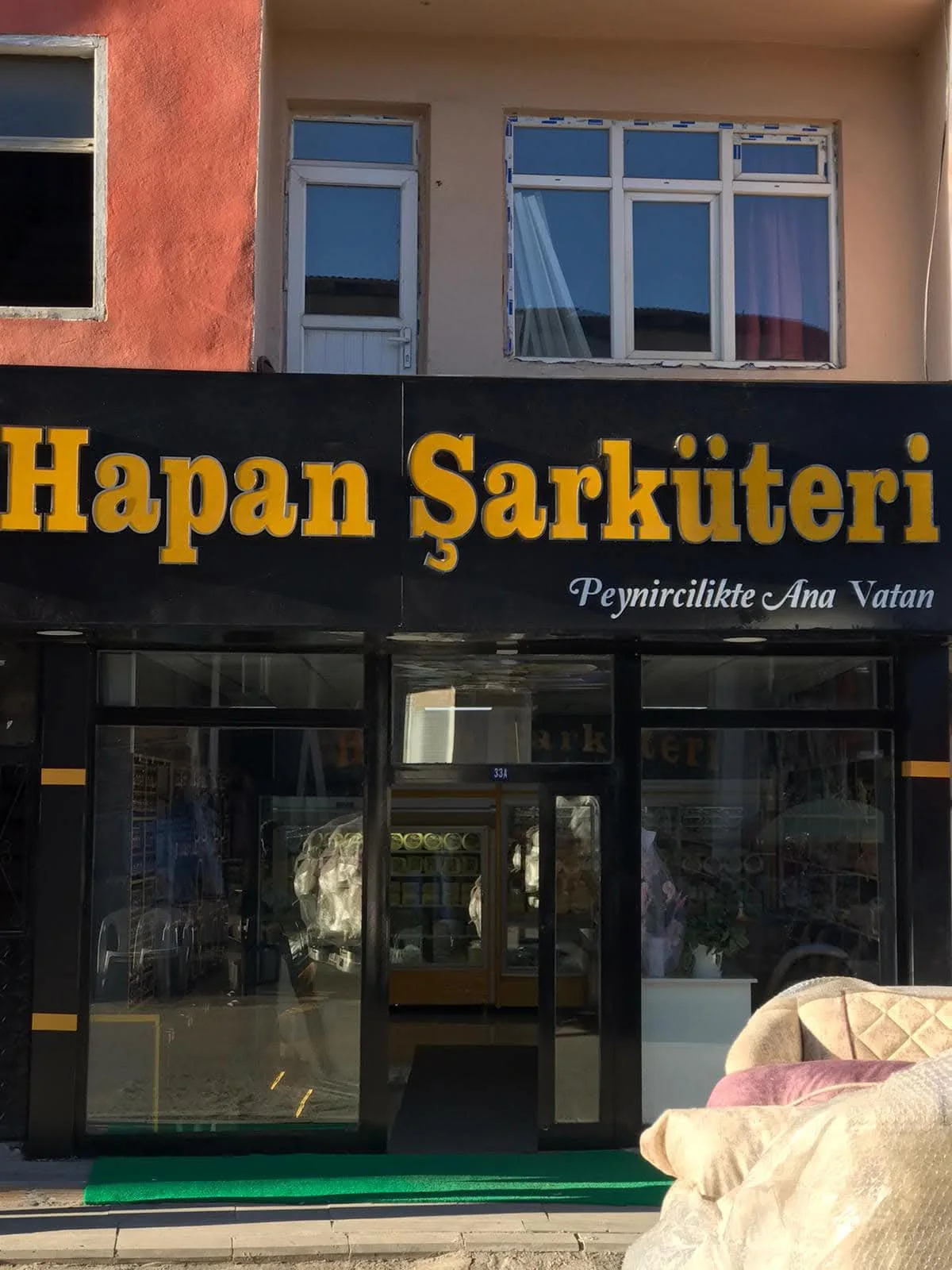 Hapan Şarküteri — Cephe tabelası