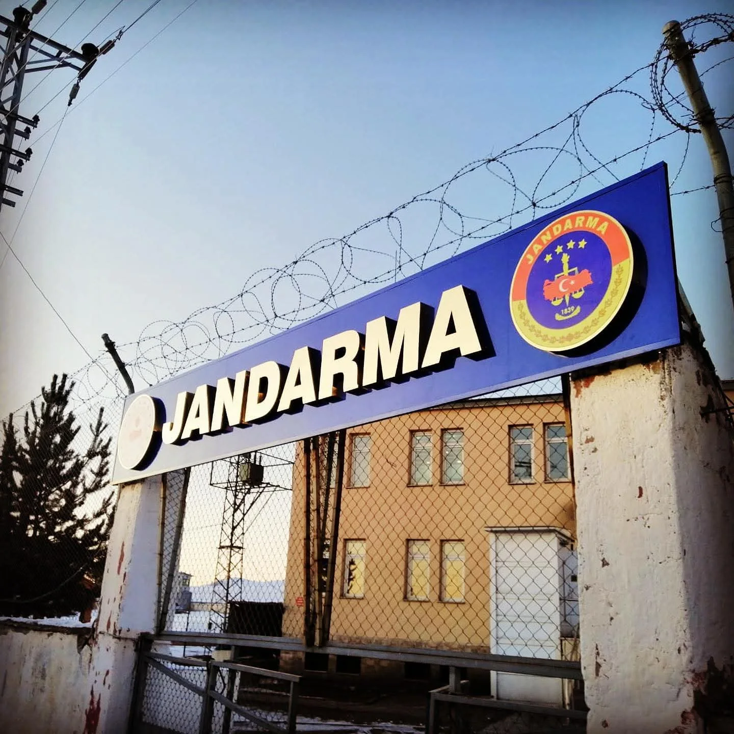 Jandarma — Işıklı kurum tabelası