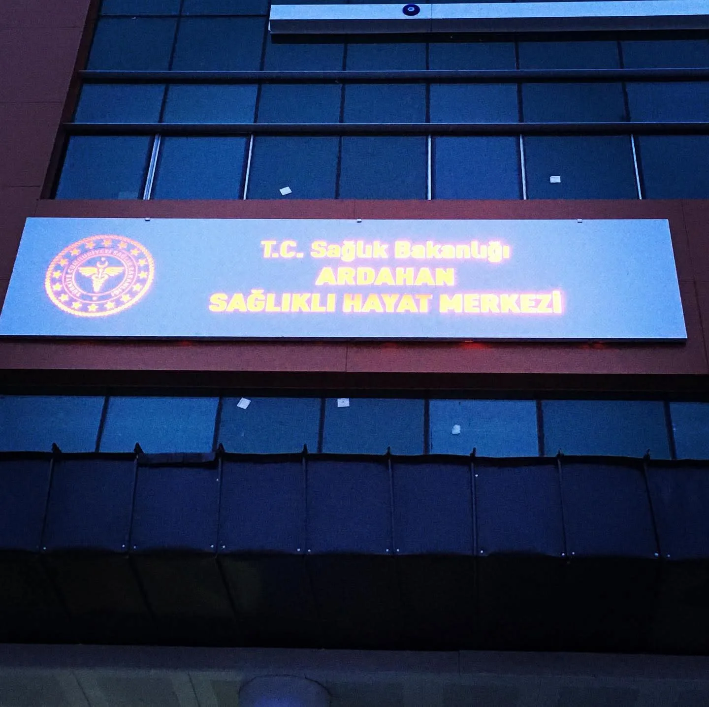 Ardahan Sağlıklı Hayat Merkezi — Kurum tabelası