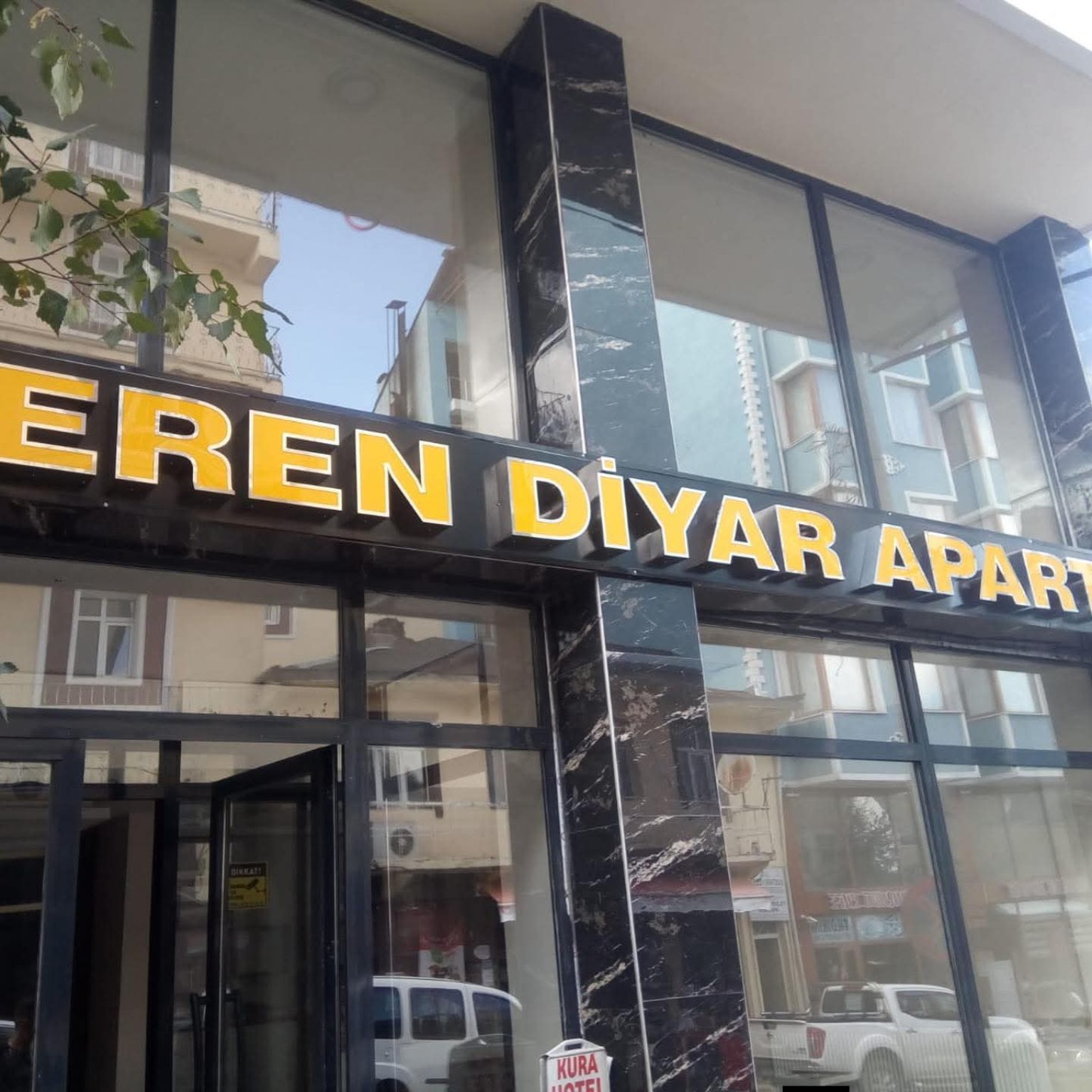 Eren Diyar Apartmanı — Bina isimliği