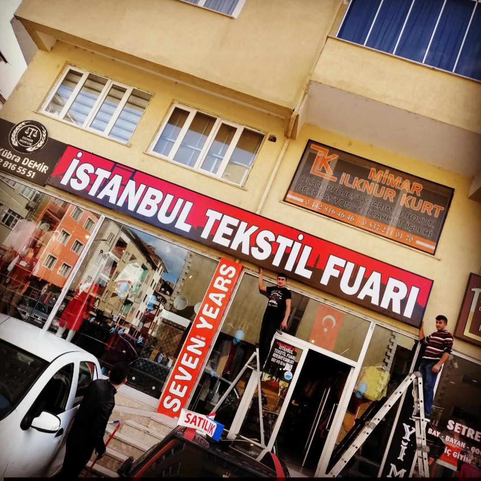 İstanbul Tekstil Fuarı — Cephe tabelası