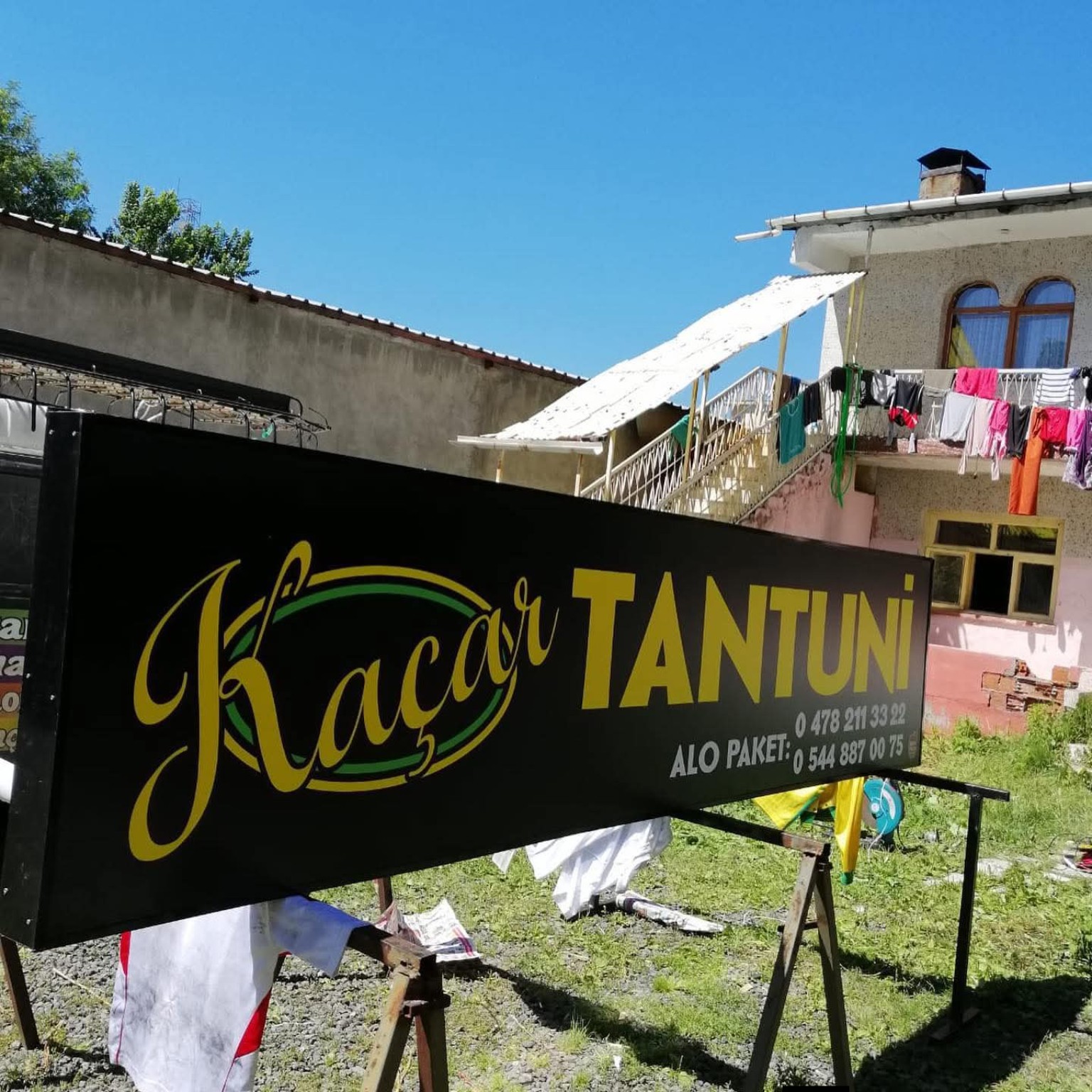 Kaçar Tantuni — Tabela ve cam uygulaması