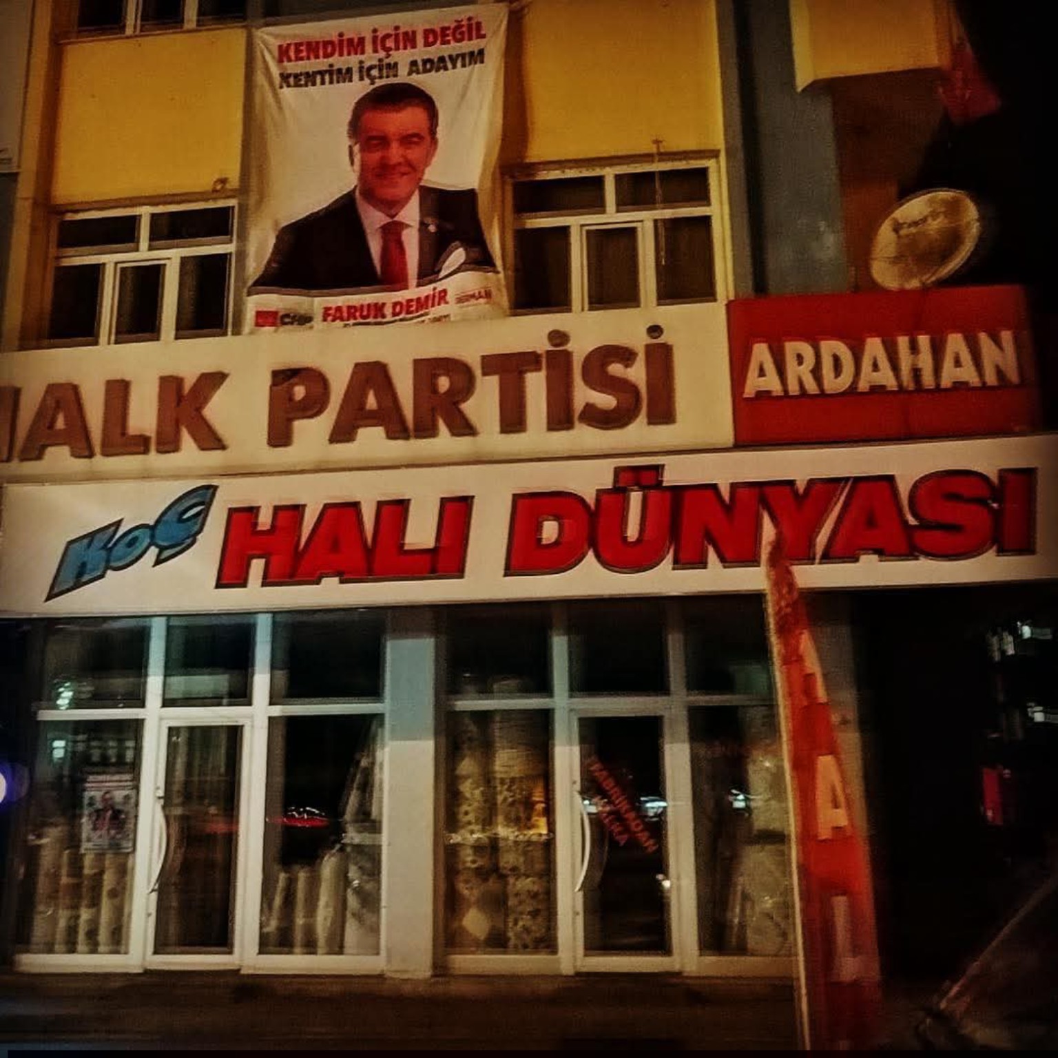 Cumhuriyet Halk Partisi — Cephe tabelası
