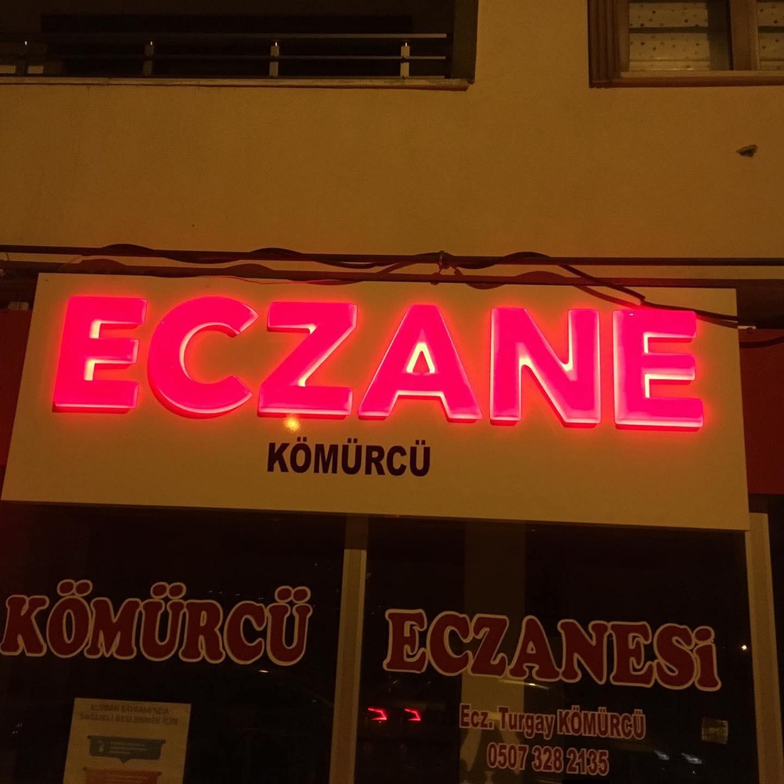 Kömürcü Eczanesi — Işıklı tabela