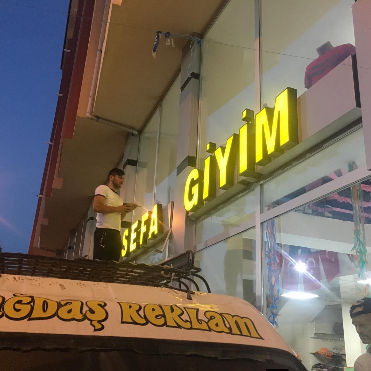 Sefa Giyim — Işıklı kutu harf tabela