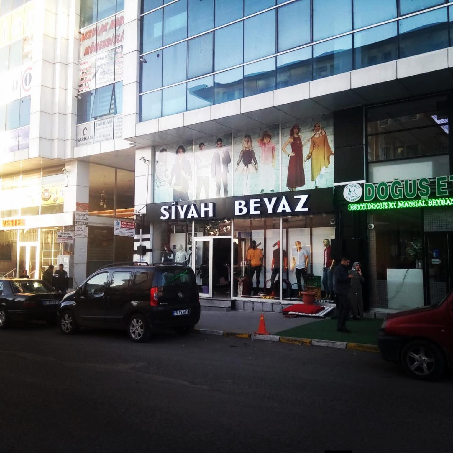 Siyah Beyaz — Cephe tabelası