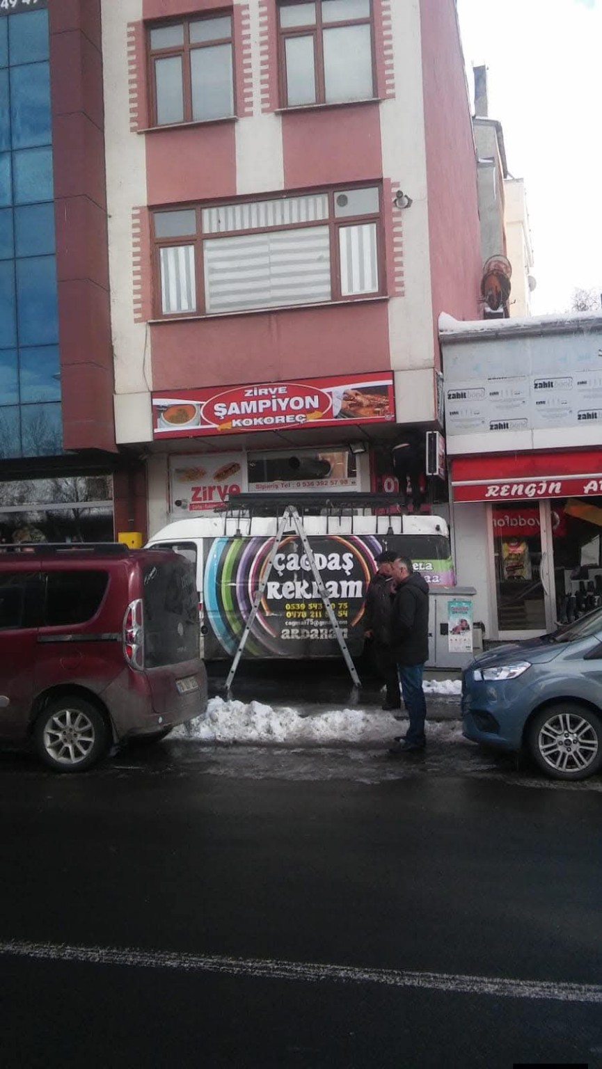 Zirve Şampiyon Kokoreç — Cephe tabelası
